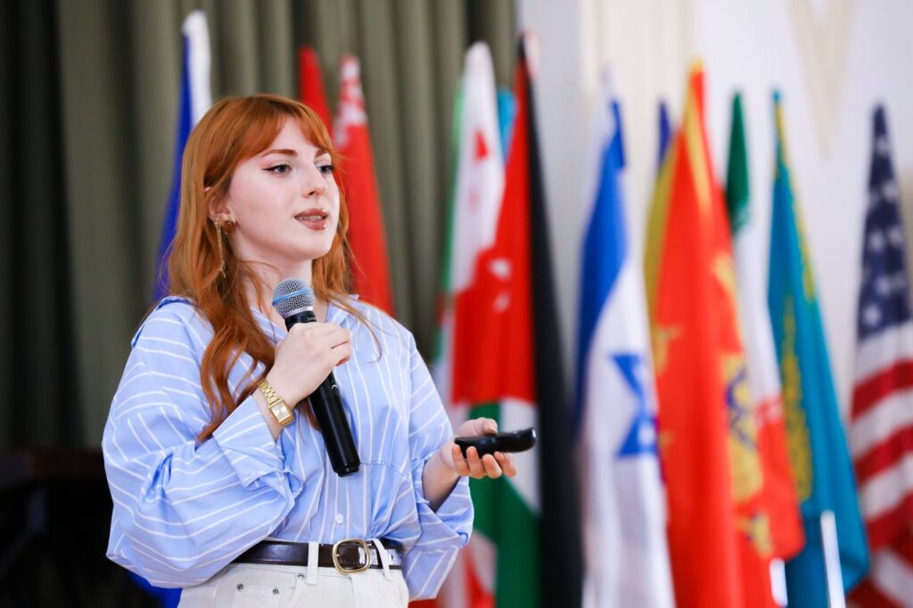 Hogwart Academy-nin təsisçisi seminarda çıxış edir